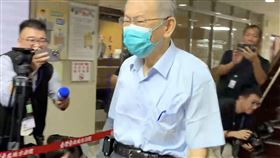 ▲柯文哲戴著新的電子腳鐐離開北院。（圖／翻攝畫面）