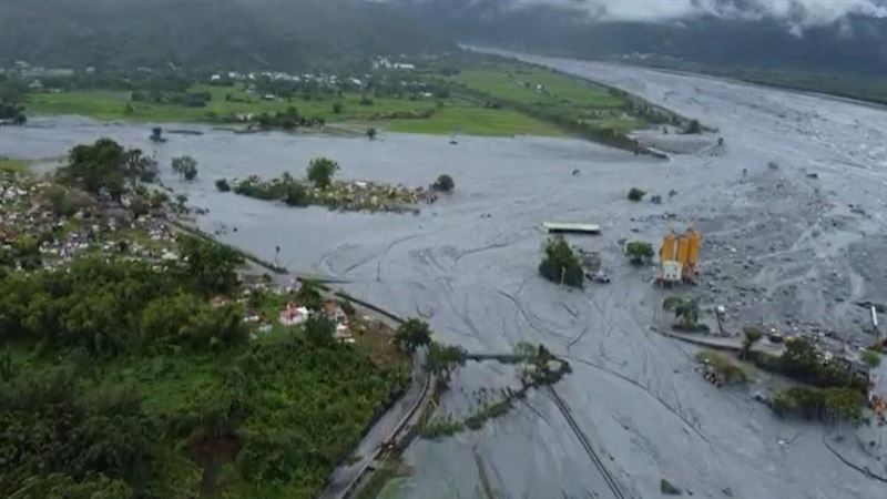 花蓮馬太鞍溪堰塞湖溢堤。（圖／翻攝畫面）