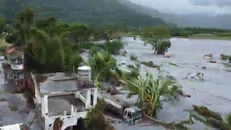 馬太鞍溪溢堤,空拍圖現場最新畫面曝光。(圖/翻攝畫面)