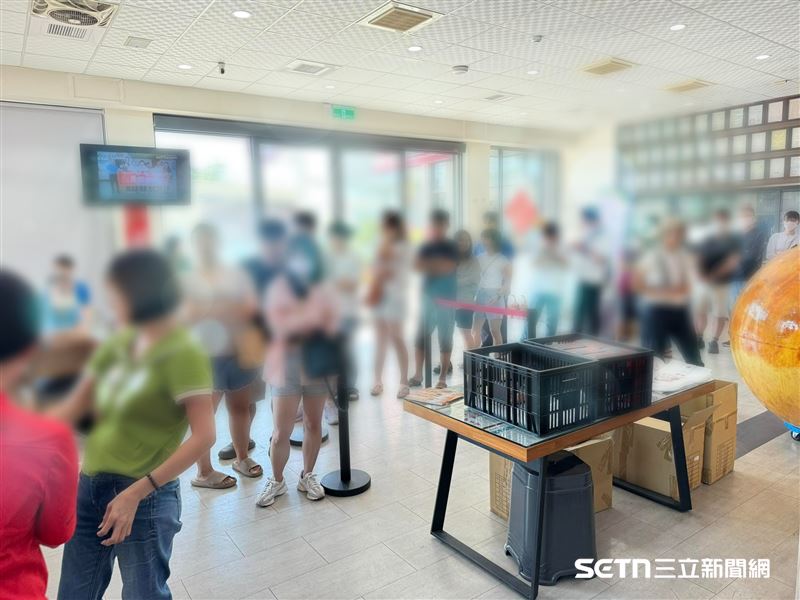本來是賣中古車的門市，現在大排長龍的隊伍，竟是為了搶購「黑手牌」蛋黃酥，讓陳永聰笑說，沒想到副業的人氣遠超越本業。（圖／受訪者提供）