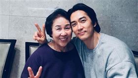 宋承憲發文悼念母親，一字一句難掩悲痛情緒。（圖／翻攝自IG @songseungheon1005）