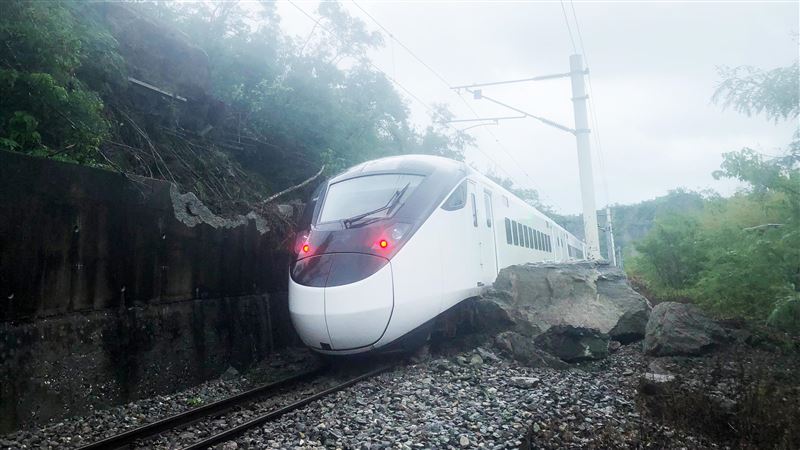台鐵423車次新自強號稍早在山里-鹿野間撞擊落石，目前已啟動緊急公路接駁。（圖／翻攝畫面）