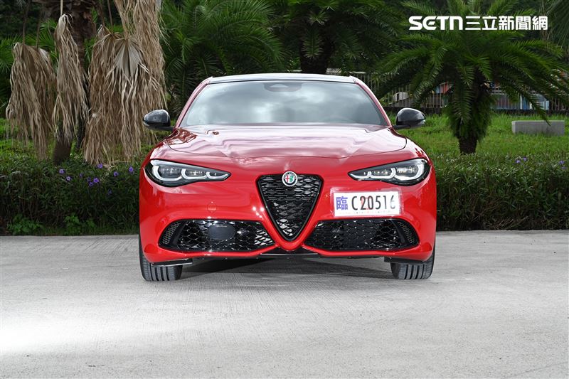 盾型蛇紋水箱護罩、三葉型LED矩陣頭燈別具特色。（圖／記者鍾釗榛攝）