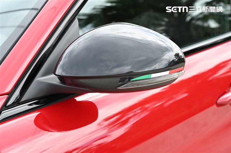 義大利旗標點綴的後視鏡。（圖／記者鍾釗榛攝）