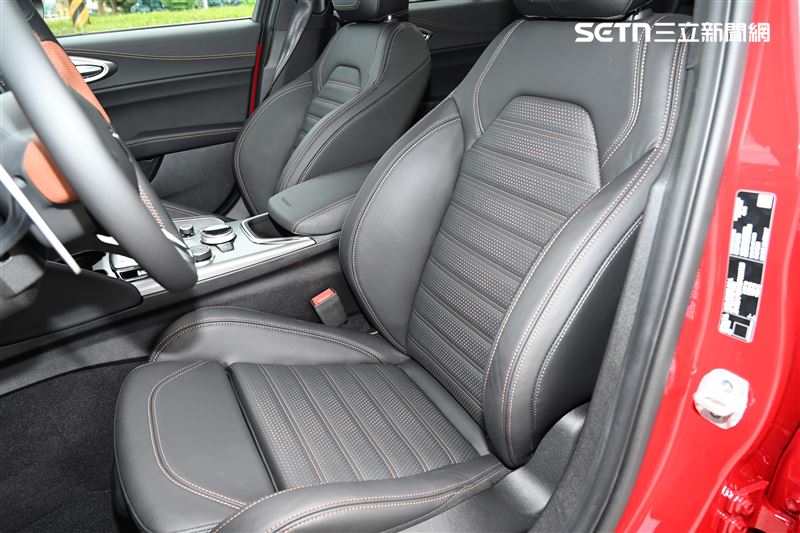 真皮運動化椅墊帶來緊密包覆。（圖／記者鍾釗榛攝）