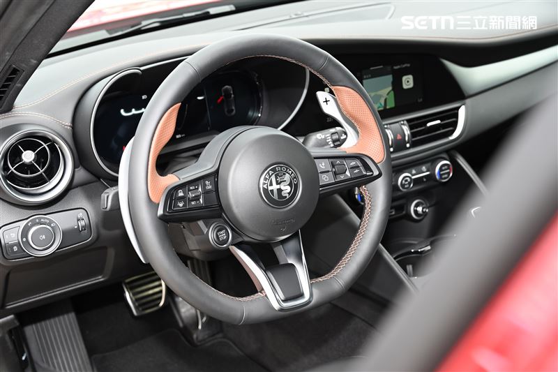 雙色方向盤以及固定式換檔撥片。（圖／記者鍾釗榛攝）