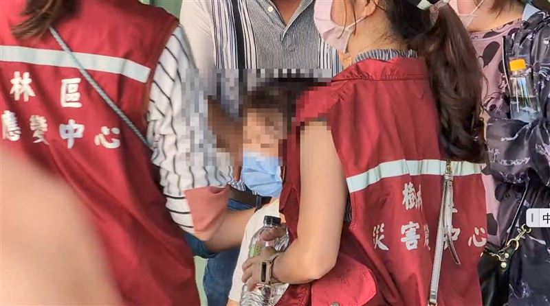 市府相關人員慰問吳男的母親。（圖／翻攝畫面）
