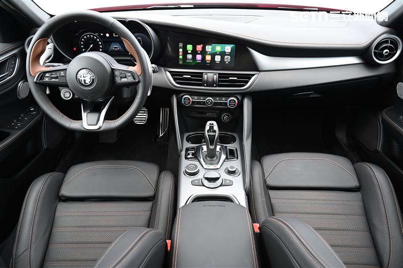 12.3吋全數位儀表與數位中控螢幕。（圖／記者鍾釗榛攝）