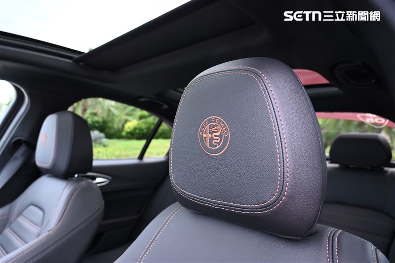 繡有廠徽的頭枕，柔軟又具支撐性。（圖／記者鍾釗榛攝）