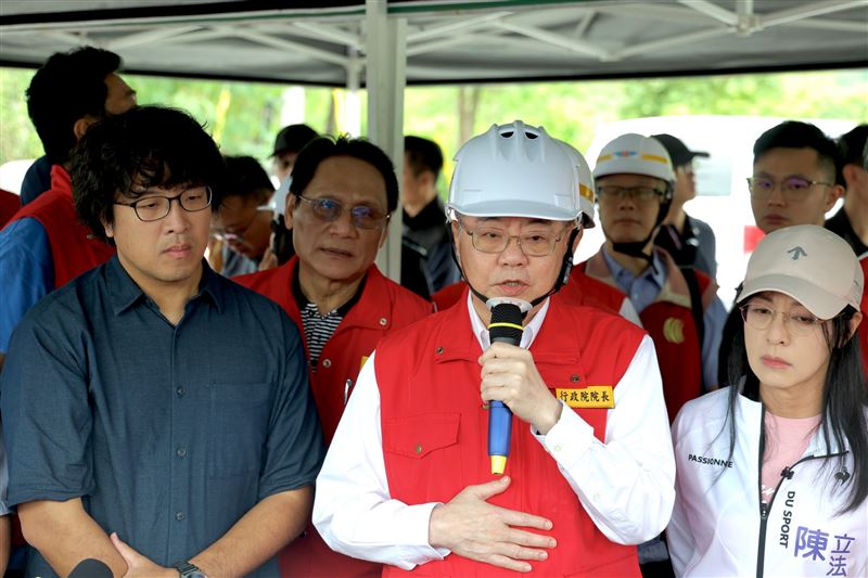 行政院長卓榮泰今（24）日視察馬太鞍溪橋災損及搶災情形照片。（圖／行政院提供）