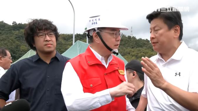 卓揆率部會首長前往花蓮勘災，傅崐萁不但遲到，還在現場「發表演說」