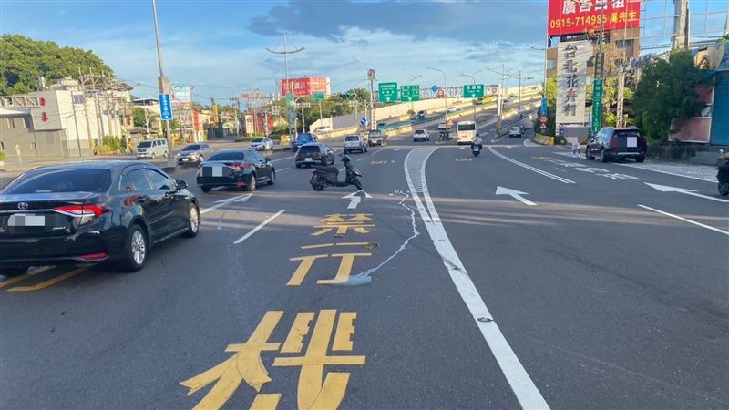 許姓男子（58歲）騎機車行經延平北路六段、通和西街二段路口時，與同向的賓士車發生碰撞。（圖／翻攝畫面）