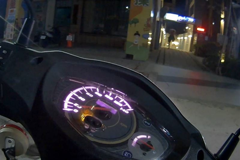 越南籍逃逸移工被卡在車陣，駕駛與副駕駛同步打開車門拔腿狂奔。(圖／翻攝畫面)