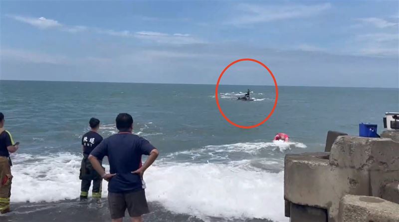 男子一早就困在沙洲上，浪大無法人力救援。（圖／翻攝畫面）
