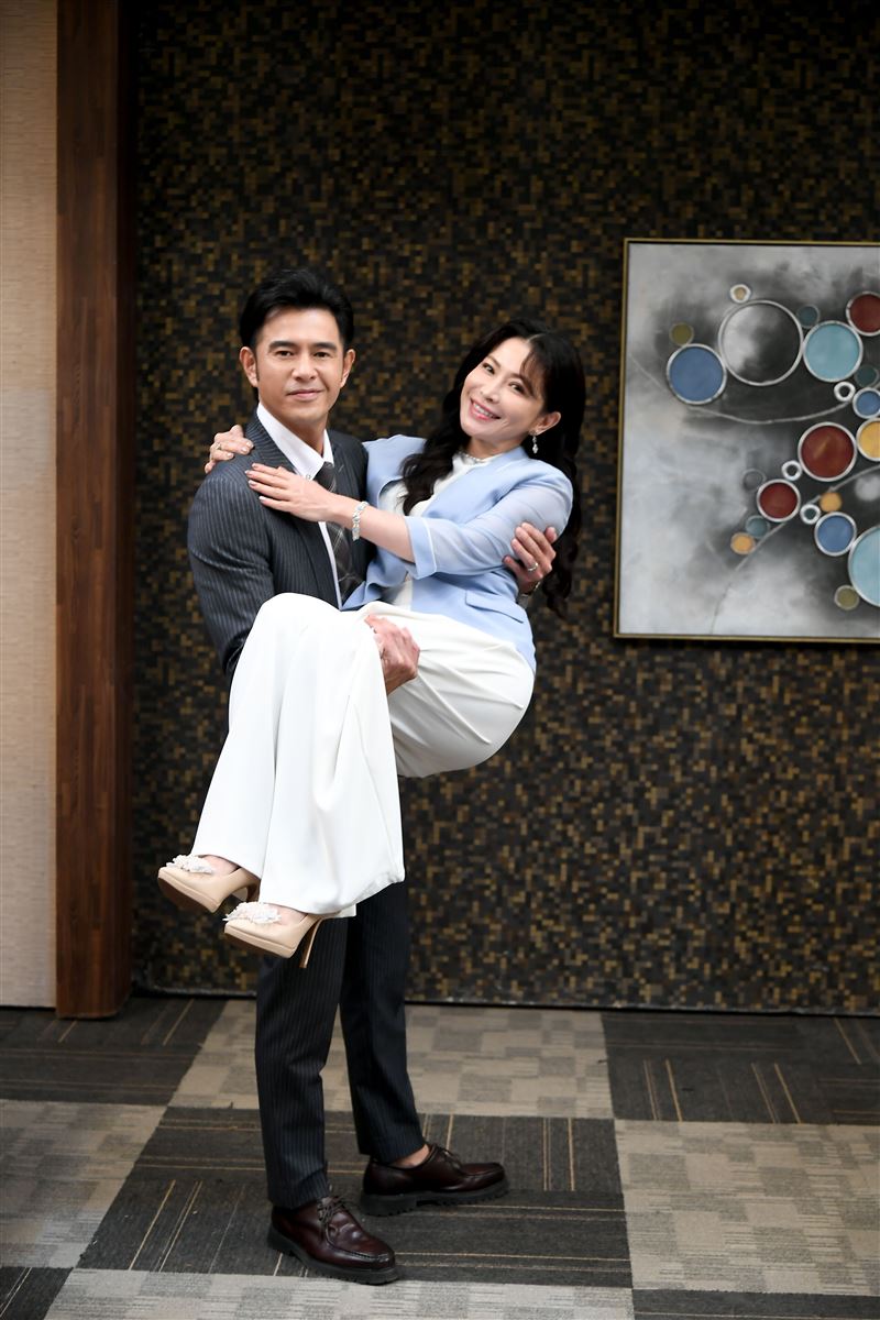 德馨（右）、黃玉榮有許多逗趣演出。（圖／三立提供）