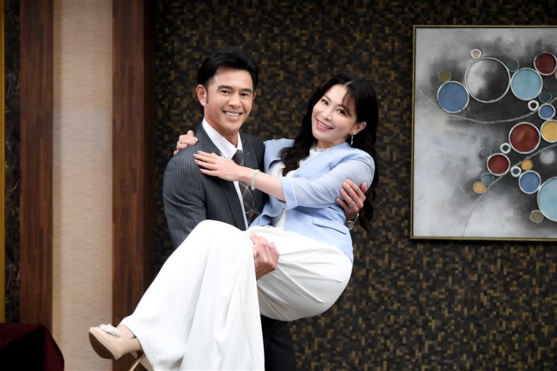 德馨（右）、黃玉榮飾演白目夫妻檔。（圖／三立提供）