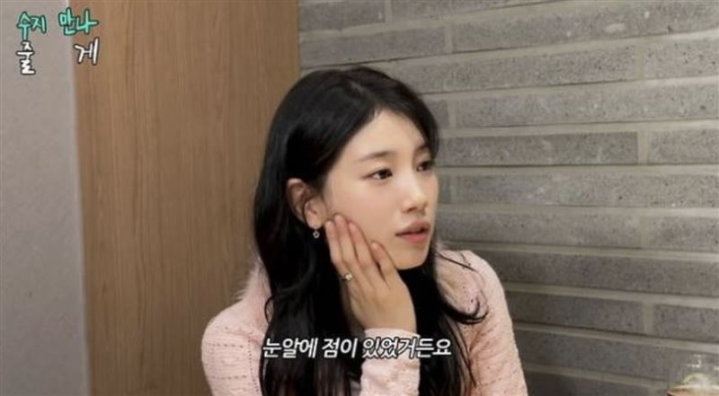 秀智上節目分享去除眼上的痣。（圖／翻攝自YT조현아의 평범한 목요일 밤）