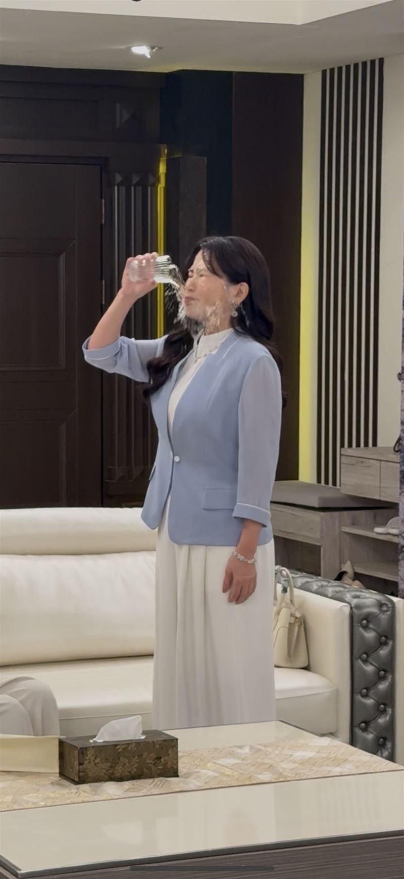 德馨往自己臉上潑水。（圖／三立提供）