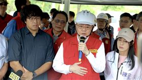 卓榮泰到花蓮勘災。（圖／翻攝自卓榮泰臉書）