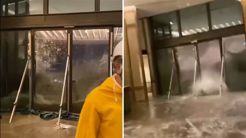 香港一處靠海的飯店「富麗敦海洋公園酒店」遭猛烈海水灌入，加固的玻璃大門直接碎裂。（圖／翻攝自網路）