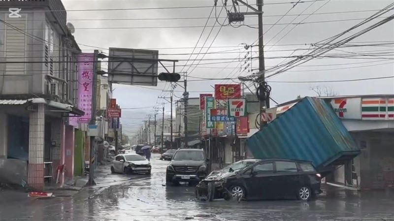 花蓮縣馬太鞍溪上游堰塞湖溢流，重創下游光復鄉。（圖／翻攝畫面）
