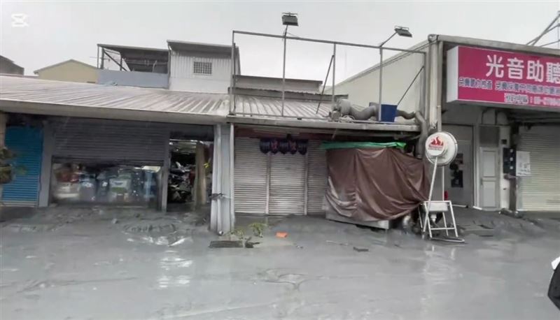 花蓮縣馬太鞍溪上游堰塞湖溢流，重創下游光復鄉。（圖／翻攝畫面）