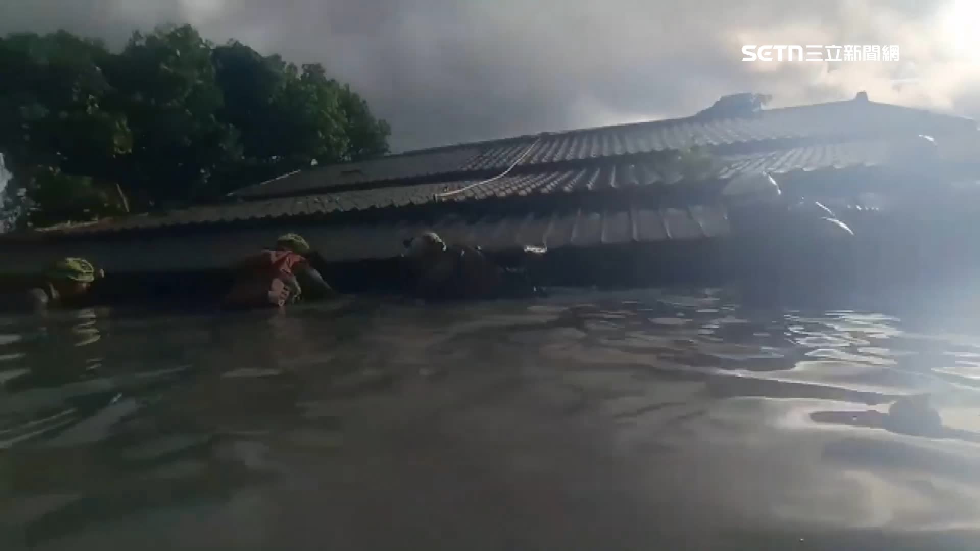 堰塞湖溢堤導致光復鄉陷入泥流多人受困，超過百名搜救人員投入救援