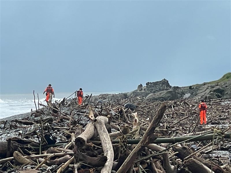 強颱「樺加沙」肆虐花蓮　海巡立即調度人力及裝備投入救災