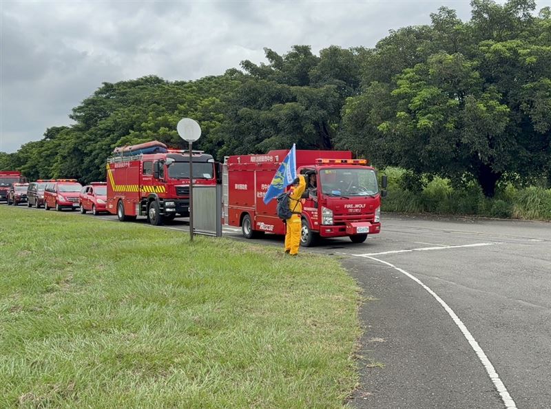 花蓮馬太鞍溪溢流釀成嚴重災情，台中市政府火速派遣35名特搜隊救難人員、13車、2搜救犬，馳援救災。(圖／台中市府提供)