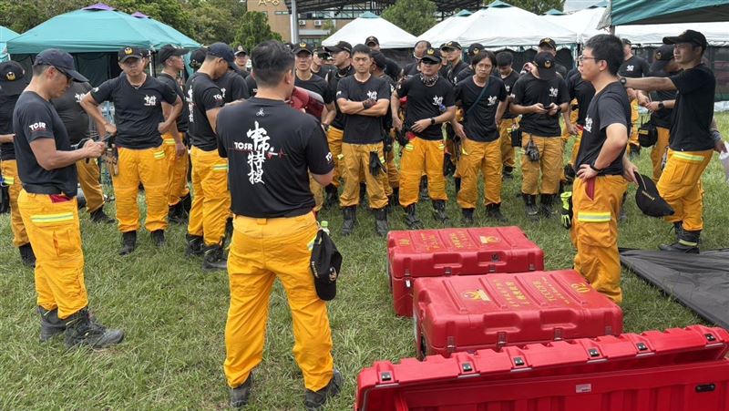 馳援花蓮救災！台中市13車35特搜1醫出發