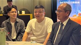 鄭諺敦（中）29歲時在工廠工作發生職災，意外失去雙手。（圖／記者柯美儀攝影）