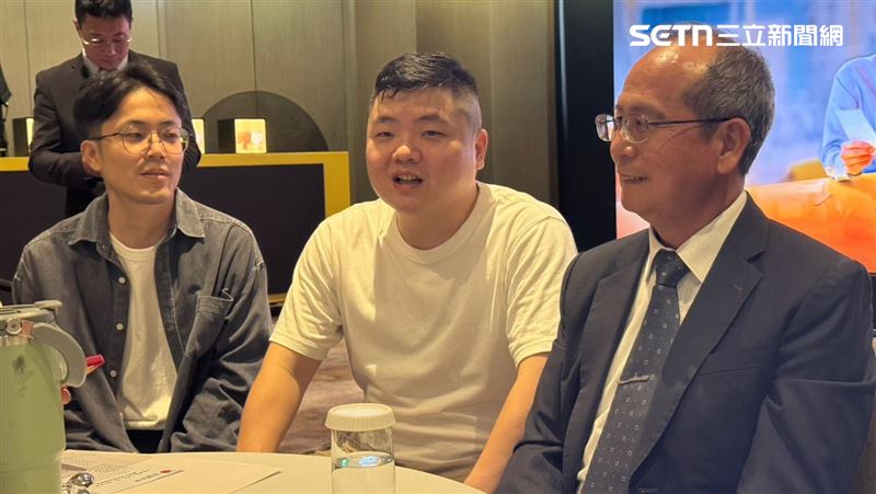 鄭諺敦（中）29歲時在工廠工作發生職災，意外失去雙手。（圖／記者柯美儀攝影）