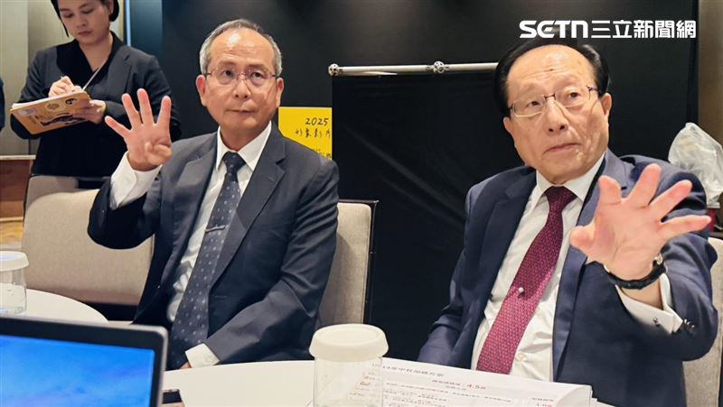 台灣彩券公司董事長黃志宜（右）透露，許多身心障礙者因經營彩券行而變得開朗。（圖／記者柯美儀攝影）