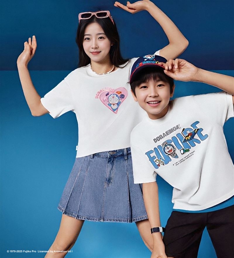 SKECHERS哆啦A夢系列以童趣×潮流，讓舒適與夢想同行，輕鬆穿出「舒適有型、快樂同行」的時尚態度。（圖／品牌業者提供）
