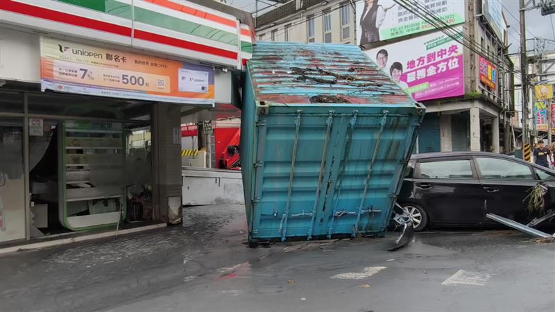7-11門前的不明貨櫃和受損汽車。（圖／翻攝畫面）