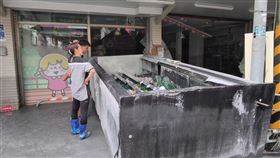 「全聯冰櫃」漂流300公尺險撞進7-11。