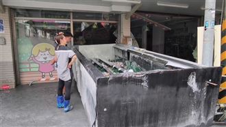 漂流300公尺　7-11門口驚見「全聯冰櫃」