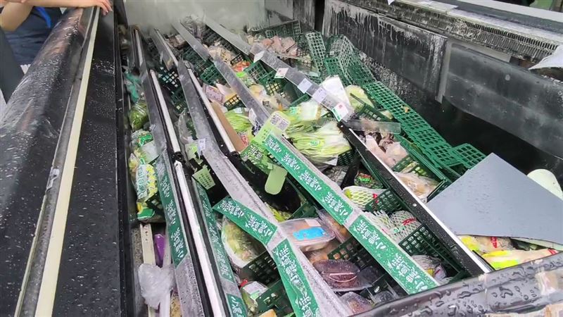 全聯冰櫃漂流300公尺到7-11，冰櫃裡的部分青菜都還在。（圖／翻攝畫面）