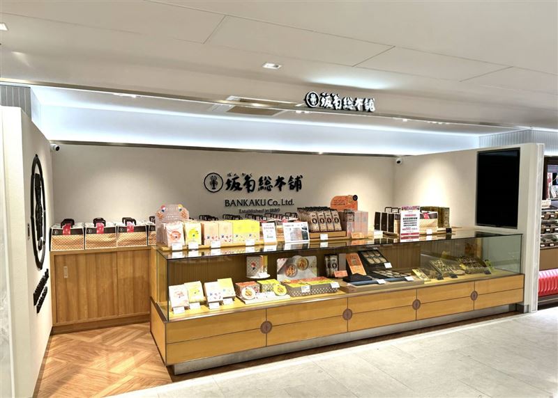 新光三越南西店B2美食街改裝，全台首櫃、日本百年頂級名店「坂角總本舖」進駐。(圖／新光三越提供）