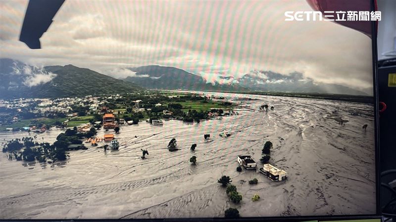 花蓮馬太鞍溪堰塞湖溢流，6人受困民宿，消防隊急派直升機吊掛救援。（圖／翻攝畫面）