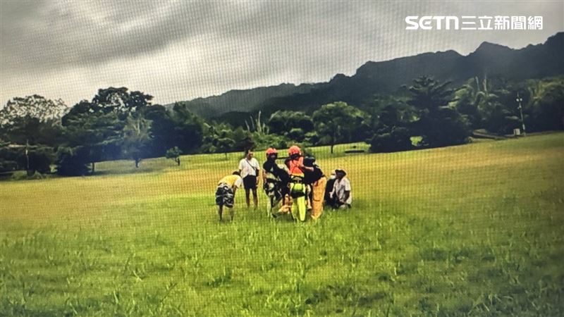 花蓮馬太鞍溪堰塞湖溢流，6人受困民宿，消防隊急派直升機吊掛救援。（圖／翻攝畫面）