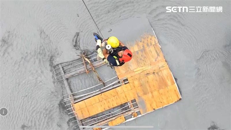 險！黑水狂湧7人困岸邊…吊掛救援畫面曝