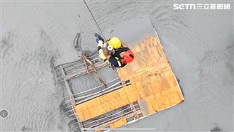 險！黑水狂湧7人困岸邊…吊掛救援畫面曝