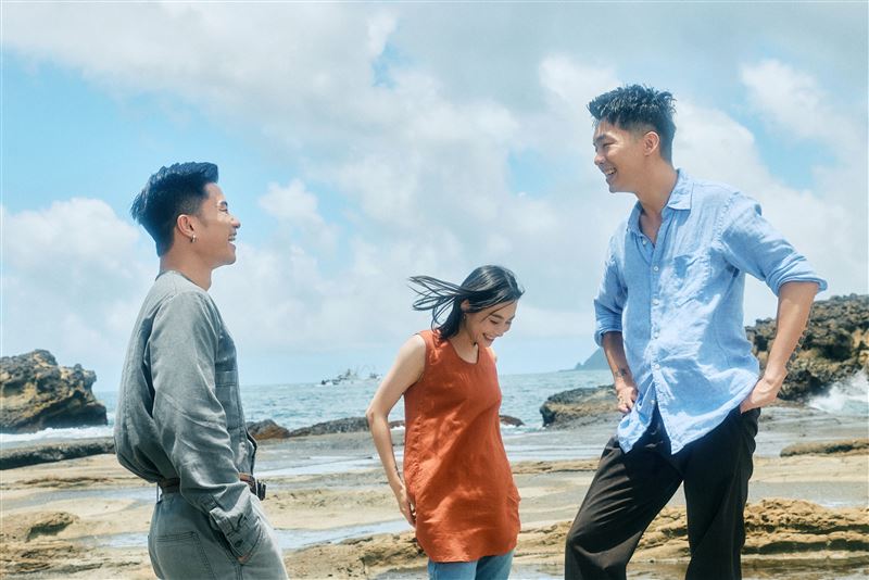 鄭宜農（中）與陳冠瑋（右）、徐挺芳（左）演出舞台劇《後生》。（圖／人力飛行劇團）