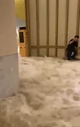 巨浪沖進酒店大廳，水位淹到成人小腿。（圖／翻攝自X平台）