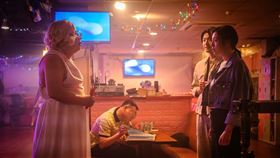 董志成化身「夢夢」靠變裝維生，劉品言對父親的造型相當困惑。（圖／TVBS提供）