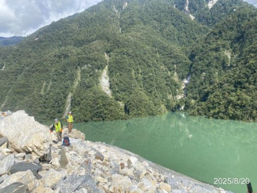 根據當時專家評估，10月左右堰塞湖會自然溢流消失，因施作工程困難，並未以工程手段介入。(圖／翻攝自馬太鞍溪堰塞湖監測紀實網站)