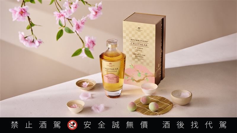 「創世者&times;CHOYA桶陳金門高粱酒」以特殊訂製CHOYA桶結合重烤慢炙工藝，使梅酒的清酸與酯香滲入橡木桶孔洞中，賦予酒液琥珀色澤與梅果香氣。（圖／品牌業者提供）