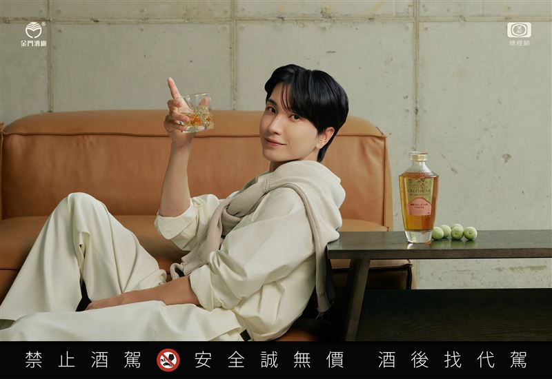 黑松再度跨海邀約利特擔任「創世者」品牌形象大使，以細膩形象詮釋「創世者&times;CHOYA桶陳金門高粱酒」的優雅柔和。（圖／品牌業者提供）