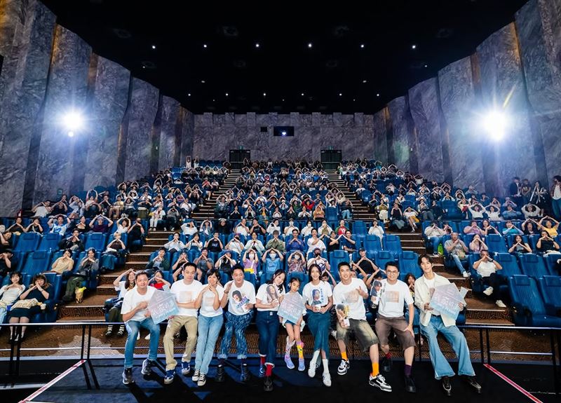 《我家的事》導演與演員一同與觀眾合照。（圖／翻攝自IG @familymatters_film）